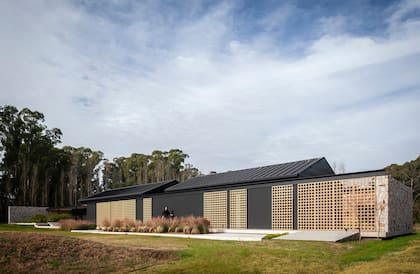 Los muros de piedra cumplen una doble función: por un lado, contienen el viento, y por el otro, hacen espacio al estacionamiento.