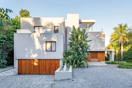 El último piso es un espacio de estudio y taller con terrazas y vistas 360°. Las barandas de vidrio templado priorizan que esa perspectiva no encuentre obstáculos.