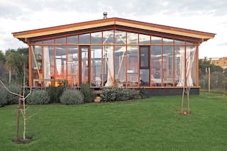 Una pareja de arquitectos se mudó a un refugio mínimo que parece de cristal