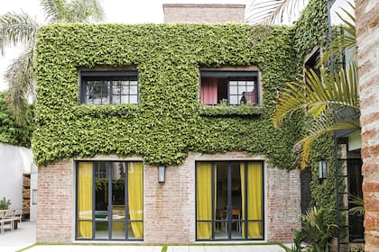 Interesante efecto de las cortinas de gasa de algodón (Casa Almacén) en el contrafrente de la casa de la diseñadora Luz Ballestero.