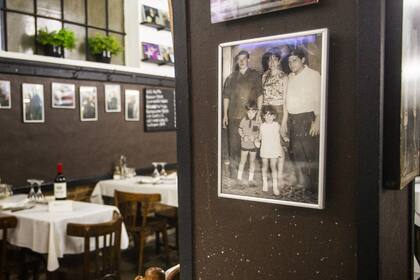 Foto de la familia Castro que decora una de las columnas de El Bodegón