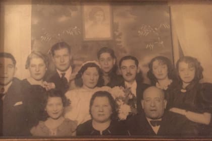 Foto de la familia de Baruch Gersztenzang en Varsovia. En el casamiento de su hija Dora.