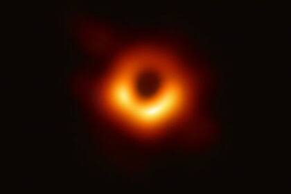 Foto de la National Sciene Foundation publicada en abril de este año: estuvieron tomando imágenes durante 10 días para producir esta foto de un agujero negro en una galaxia súper gigante ubicada en la constelación Virgo