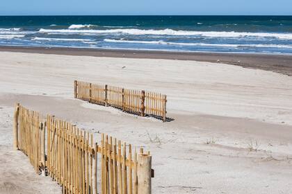 A pocos pasas está la agreste playa de Costa Esmeralda.