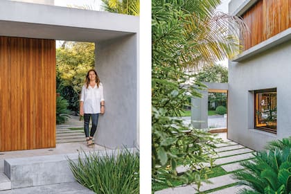 Carla Bechelli, retratada en el acceso a su casa, ese punto de contacto entre arquitectura y naturaleza. Postigos de varillas generan matices intermedios que tamizan la luz y hacen de segunda piel de la casa. La ventana corresponde al escritorio que se ve a continuación.