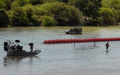 Foto de las boyas instaladas en el río Bravo cerca de Eagle Pass, Texas (Foto AP /Eric Gay)