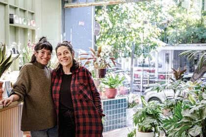 Flor Diomedi (arquitecta y paisajista, izq.) y Marian Puentes (diseñadora gráfica) en su local.