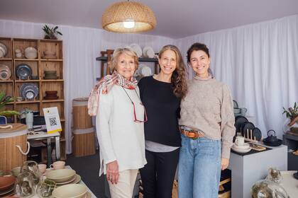 Ana María Lucianetti (izq.) junto a las hermanas Romina y Eliana Wallach.