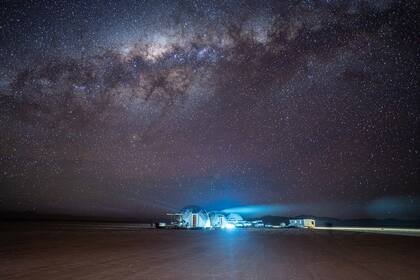 De noche, el espectáculo se multiplica.