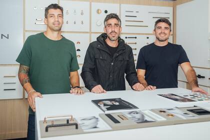 Martín e Iván Jüül y Adel Burnani son los representaes de esta marca que ofrece nuevos modelos cada dos meses.