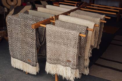 En su stand encontrás artesanías realizadas por los pueblos wichís y una gran variedad de textiles artesanales.