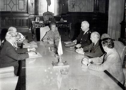 Foto de Maria Estela Martinez de Peron durante la reunión con los ministoros de interior, doctor Alberto Luis Rocamora; de Justicia, doctor Antonio J. Benitez; de Defensa, Adolfo M. Savino y de Bienestar Social, Jose Lopez Rega; incorporose mas tarde el comisario Luis Margaride subjefe de la policia federal. Presidencia de la Nacion, 4 de noviembre de 1974