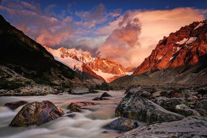 El Chaltén ofrece paisajes de montaña que enamoran a primera vista.