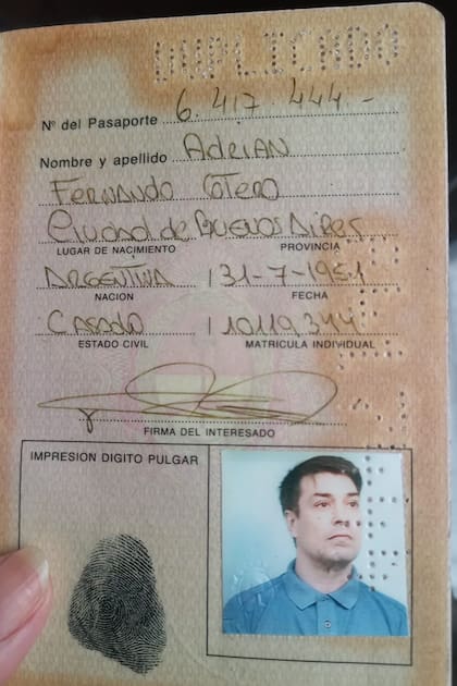 Foto de pasaporte de Adrián Otero, donde figura su fecha de nacimiento