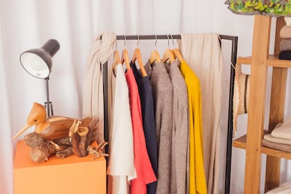 Animaná ofrece prendas tejidas en fibras naturales. Tienen opciones en lana de oveja merino, llama y baby llama (de producción local); alpaca y baby alpaca, de Peú y Bolivia.