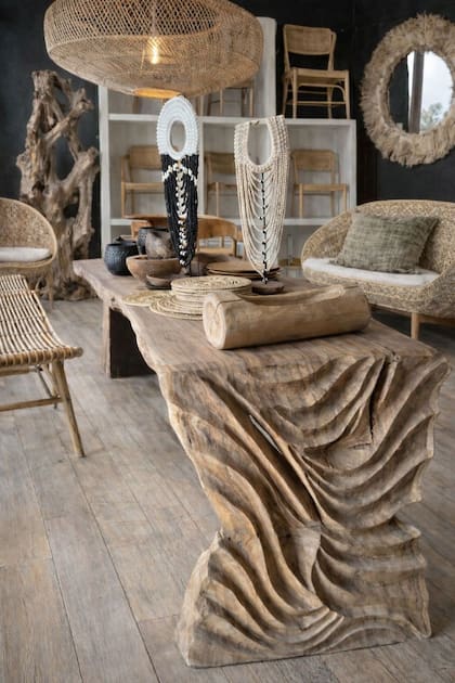 Las piezas siguen un proceso artesanal que combina la herencia cultural con un diseño adaptado a las tendencias actuales.