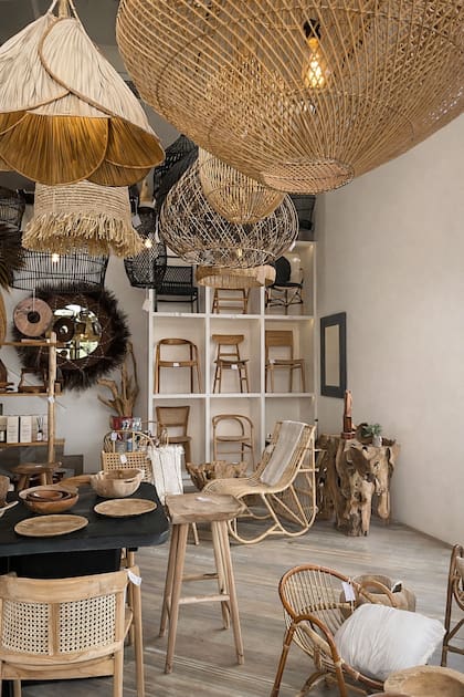 Se especializa en equipamiento para el jardín, muebles, objetos y lámparas de ratán.