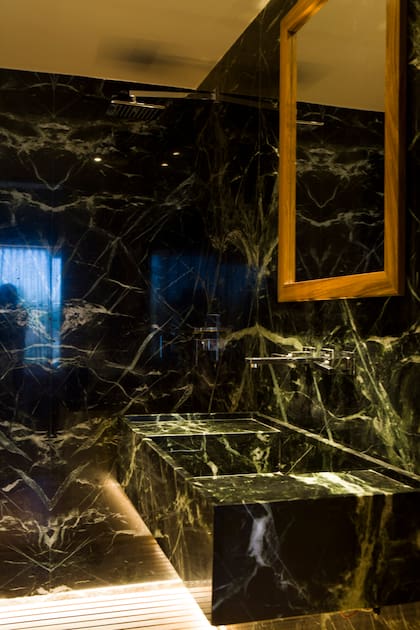 Grifería Arrayán (FV). Tiras LED Rodda (Idea Iluminación).