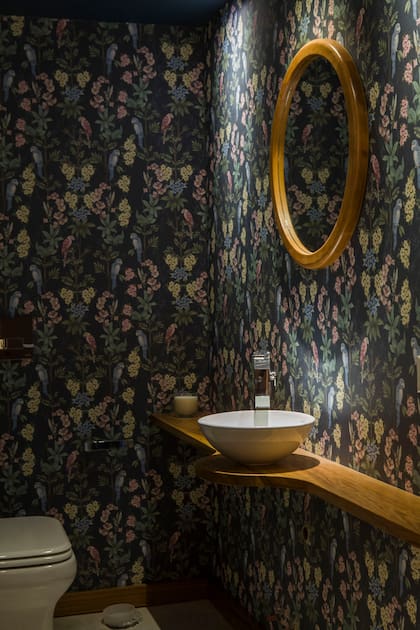 Como hilo conductor, la madera aparece también en el toilette.