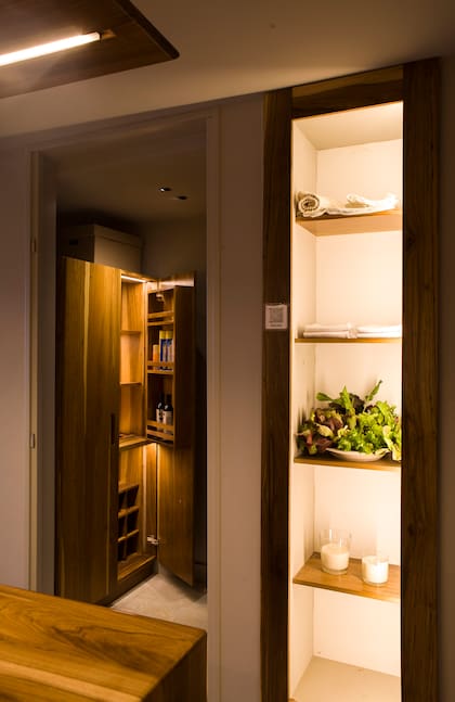 Reparado, un mueble despensa con cava, para atesorar pequeños grandes gustos.