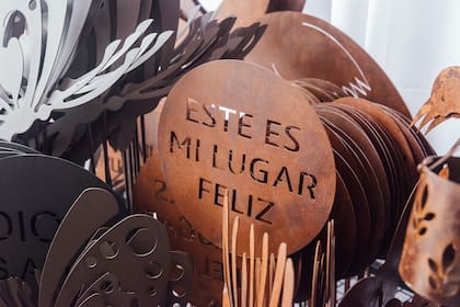 Los tutores para el jardín vienen en hierro oxidado (más rústicos y los preferidos del público) o pintados en negro.