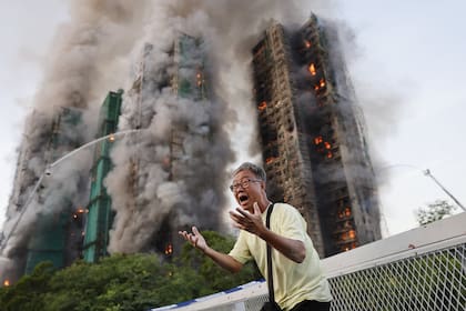 Foto de Tyrone Sui sobre el incendio masivo en el complejo residencial Wang Fuk Court en Tai Po, donde murieron 168 personas, en Hong Kong