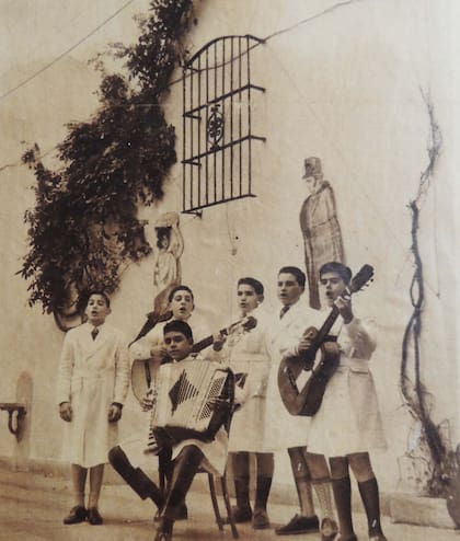 Foto de un acto patriótico. Detrás la reja de la casa de Martina Céspedes.