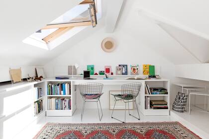 Muebles en madera laqueada blanca (OrdoñezWenzke). Lámpara de escritorio (Gato Store). Ventanas para techo (Velux). 