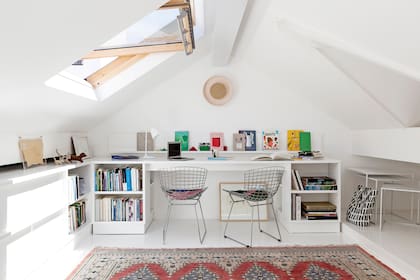 Muebles en madera laqueada blanca (OrdoñezWenzke). Lámpara de escritorio (Gato Store). Aplique de luz con detalle en madera (A3).