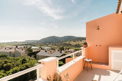 La ducha con vistas al Mediterráneo, un detalle que hace la diferencia y ocupa el mínimo espacio.