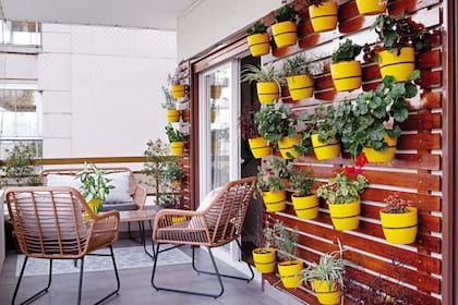 Juego de mesa y sillas de ratán (Manifesto). Alfombra de P V C (Berry Design by Carolina Ball), perfecta para exteriores.