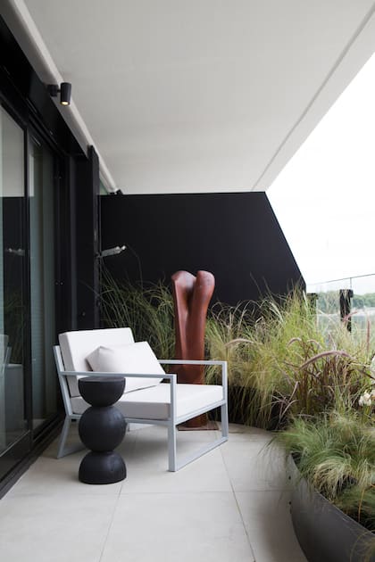 El balcón suma apertura visual y aire libre al espacio. Paisajismo (Roca Urban Paisajismo).