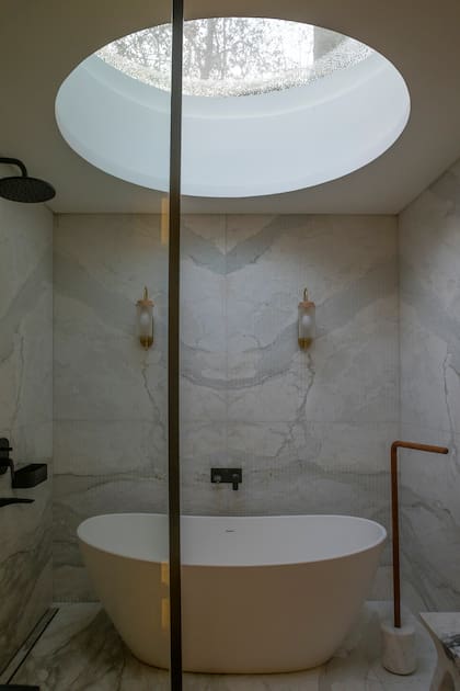 Para ver el cielo en el agua, gran claraboya. El mármol de este espacio es calacatta.