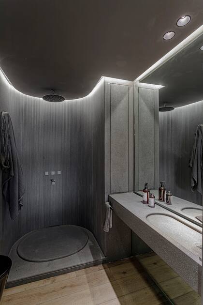 Mesada y alzada lateral de Basaltina con terminación leather (De Stefano).