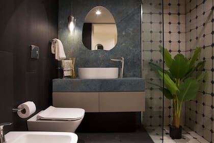 Los baños cambian de identidad con mezclas de revestimientos diversos y formas orgánicas.