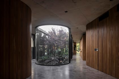 El ingreso lleva al punto central de la casa, que es ahuecado y tiene un patio distribuidor y conector. El piso de toda la casa es de Mármol Splendor Grey, distribuido por Canteras del mundo.