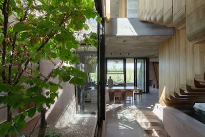 La vivienda tiene vistas de 360 grados hacia las montañas desérticas andinas y el oasis en el valle.