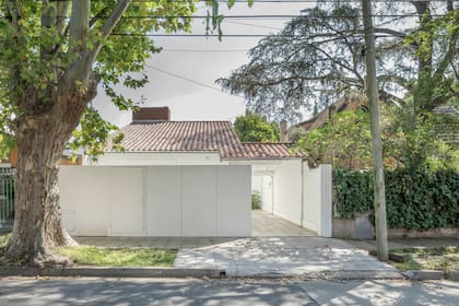 Lejos de los tiempos en las que todas las casas estaban abiertas a la calle, no eligieron cercos ni rejas, sino un muro con un portón corredizo ciego de chapa.