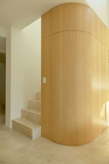 La escalera lleva a un entrepiso donde se instaló el cuarto de huéspedes con baño privado y salida a la terraza.