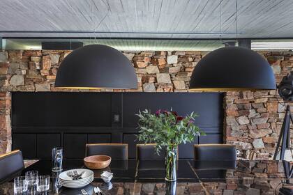 Parrillas amplias y con cierre elegante para cuando no se sirve asado en el comedor.