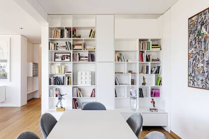 Mesa ‘Extensión’ (MDF Italia) con sillas ‘Lola’ (Miniforms). Volúmenes que avanzan y se retraen: el mismo juego visual que proponen las obras de arte.