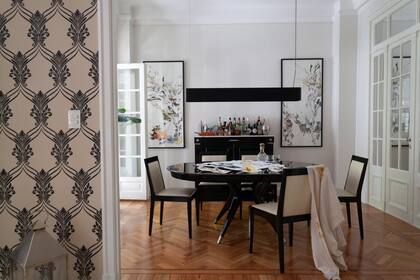 Rosario hizo laquear en negro la mesa que era de sus abuelos. Sillas traídas de la casa anterior. Obras de la serie ‘Orgánico’ hecha con tintas sobre papel de algodón (150x080m).