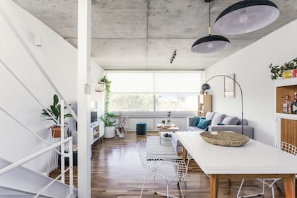 Luciana heredó de su abuela la mesa extensible y el aparador. Para actualizarlos, mandó laquear de blanco algunas partes de estos muebles y terminó de armar el conjunto con sillas ‘Bertoia’.