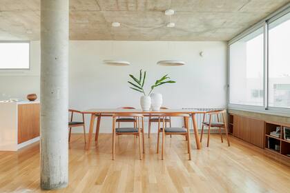 Para calefaccionar los espacios se instalaron radiadores. Mesa y sillas (Patricia Lascano). Lámparas colgantes de luz semidirecta en aluminio y metracrilato Gota Colgante (Minimo Lighting).