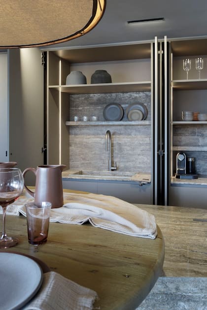 Copas de Turquía y vajilla de stoneware hecha a mano en la India (Compañía Nativa). Grifería 'Icono Chef' (Novum). Luminaria de papel Lokta hecha a mano en Nepal y 100% sustentable (Compañía Nativa).