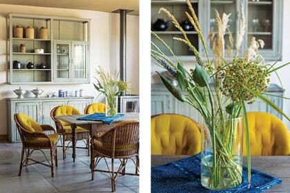 Vajillero (Pasado Imperfecto), mesa de madera (Mercado Don Toto) y sillones de mimbre tejido con almohadones amarillos (Cecilia Lagos).