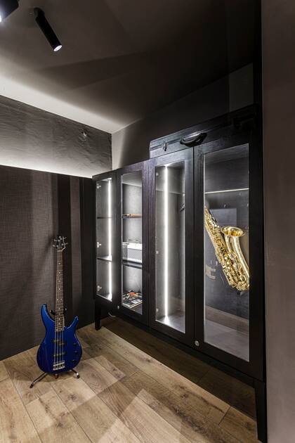 El saxo y los libros de música son de un amigo de la casa, Facundo Arana.