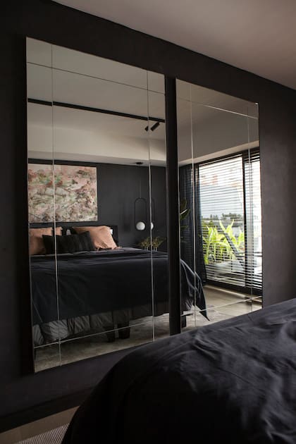 Cama y blanquería (Rosen). Accesorios del Estudio. Cortinas horizontales de madera y cantoneras en lino negro (HD vía @arteplano). Riel ultimación (Idea).