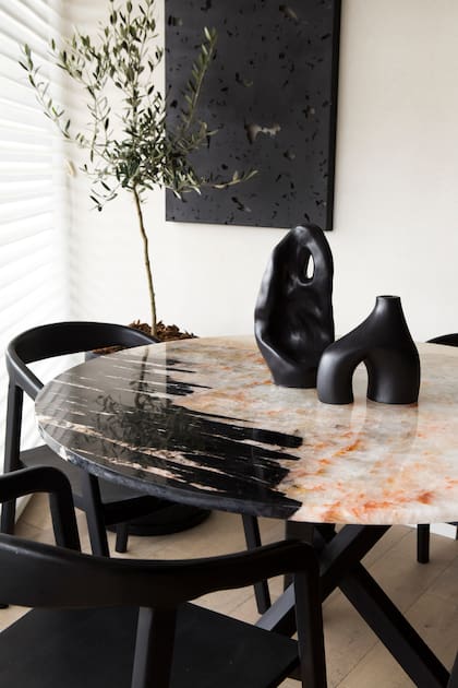 Mesa de comedor armada con tapa de mármol (De Stefano. Cuarcita Patagonia Wow y estructura de @abstracto.interiorismo). Sillas (@casabravaoficial).