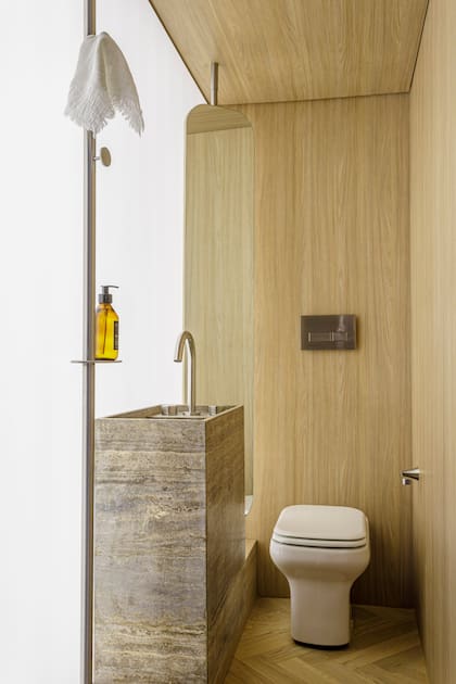 Bacha armada en mármol Travertino ‘Titanium’ (De Stefano), diseñada por Paprika Estudio y ejecutada por Marmolería United Stone con grifería 'Slice' (Novum).